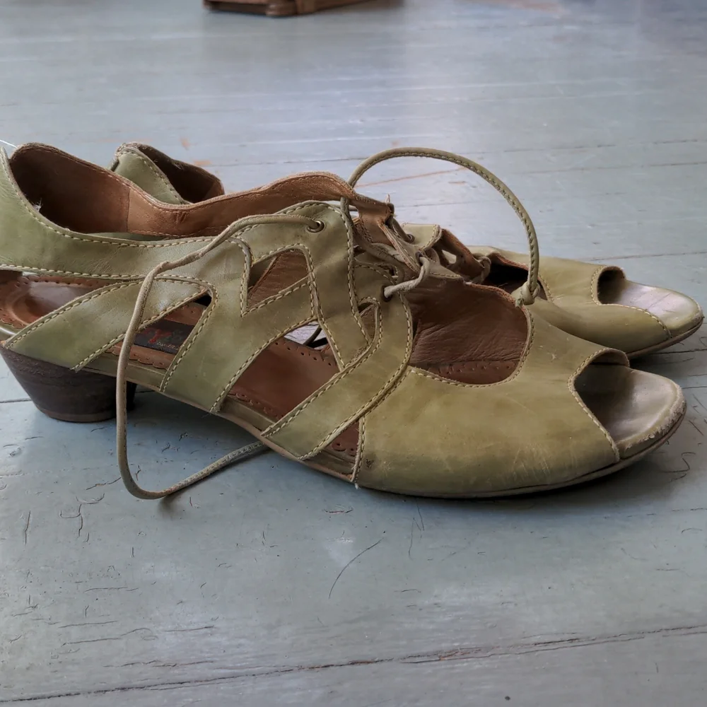 Everybody by BZ Moda strappy green peep toe kitten heel sandals - Picture 2 of 8